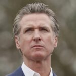 Gavin Newsom reflexiona sobre un año de arrestos realizados por robo en comercios minoristas y robo de automóviles la semana previa a las elecciones